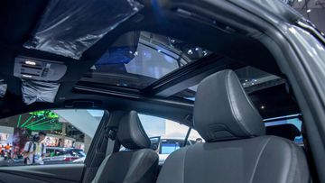 toyota-camry-2025-35-161817 Phiên bản Toyota Camry cao cấp nhất HEV TOP trang bị cửa sổ trời toàn cảnh Panorama