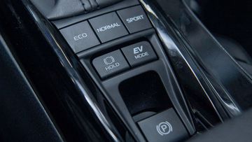 toyota-camry-2025-37-162037 Hai phiên bản Toyota Camry HEV linh hoạt hơn với 3 chế độ lái