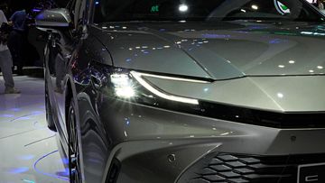toyota-camry-2025-5-160926 Đèn pha Toyota Camry 2025 sử dụng đèn LED projector kết hợp với đèn LED ban ngày vuốt cong cá tính