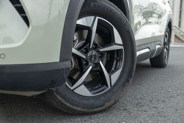 cn_5627-101520 BYD ATTO 2 trang bị mâm hợp kim 16 inch có thiết kế cục mịch, nhưng mang lại độ êm ái cao cho người ngồi
