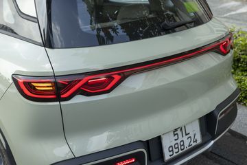 cn_5647-101631 BYD ATTO 2 trang bị cụm đèn hậu LED Lucky Ring với tạo hình biểu tương vô cực ượng trung cho sự may mắn dồi dào