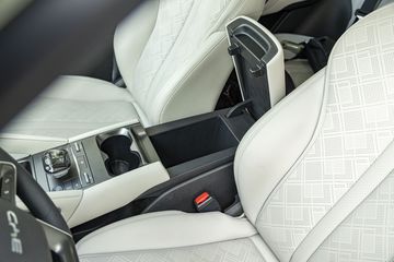 cn_5724-101904 BYD ATTO 2 2025 cũng trang bị phần bệ tỳ tay được bọc da giúp cảm giác sờ chạm êm ái và tinh tế hơn