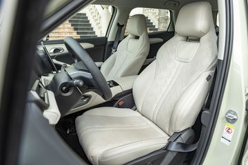 cn_5726-102622 Ghế ngồi BYD ATTO 2 2025 được bọc da với các họa tiết đục lộ hình quả trám giúp không gian nội thất khá cao cấp