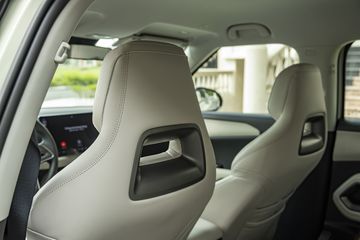 cn_5731-102637 Hàng ghế trước BYD ATTO 2 2025 có thiết kế thể thao với kiểu tựa đầu liền khối và có khe thông hơi tinh tế