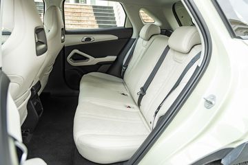 cn_5733-102655 Hàng ghế thứ hai của BYD ATTO 2 2025 có bề mặt phẳng hơn và có thể gập 60:40 để mở rộng khoang hành lý