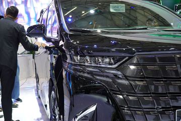 dsc06563-115232 Đèn pha Toyota Alphard 2025 cũng được thiết kế thanh mảnh hơn