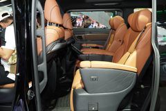 dsc06576-154431 Hàng ghế thứ hai Toyota Alphard 2025 có thiết kế 2 ghế ngồi độc lập cao cấp
