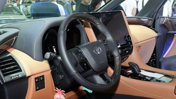 dsc06587-153344 Vô lăng Toyota Alphard 2025 thiết kế 3 chấu mới trẻ trung hơn nhiều so với thế hệ trước