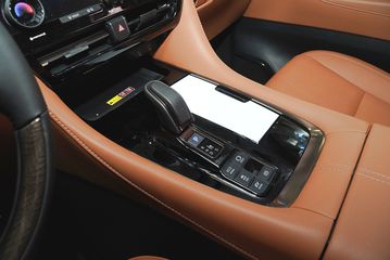 dsc06603-153748 Cần số Toyota Alphard 2025 cũng được thiết kế gọn gàng và điều khiển điện tử hiện đại