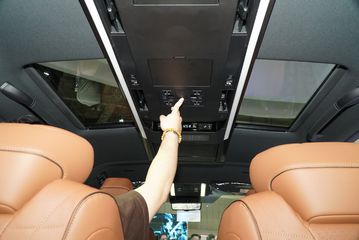 dsc06621-154305 Toyota Alphard 2025 hiện đại với các cửa gió trên trần điều khiển độc lập, và kính trần độc lập cho hàng ghế thứ hai