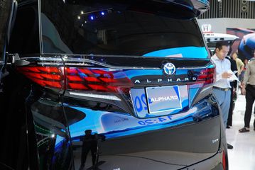 dsc06728-151650 Đèn hậu Toyota Alphard 2025 nối liền qua một tấm panel không viền cùng với các ký tự ALPHARD mạ chrome tinh tế