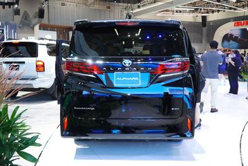 dsc06735-151635 Đuôi xe Toyota Alphard 2025 được tinh chỉnh mang đến vẻ ngoài tinh tế, thời thượng hơn