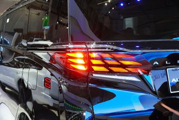 dsc06737-151703 Đèn hậu Toyota Alphard 2025 cũng thiết kế đồ họa mới sang trọng và hiện đại hơn