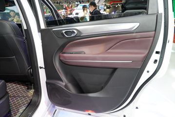 gac-m6-pro-2025-27-154427 GAC M6 Pro 2025 cũng có góc mở cánh cửa hành khách lên tới 90 độ, giúp việc ra/vào xe ở các hàng ghế dễ dàng hơn