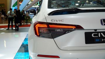 honda-civic-2025-13-153521 Đuôi xe Honda Civic 2025 vẫn nổi bật với dải đèn hậu LED hình chữ L hiện đại và bắt mắt