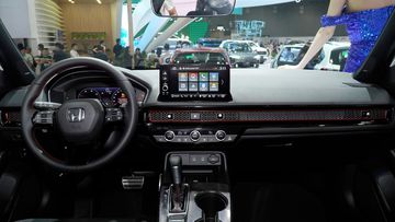honda-civic-2025-14-153539 Không gian bên trong Honda Civic 2025 cũng không có nhiều thay đổi khi vẫn đặt người lái làm trung tâm