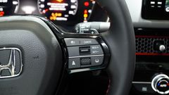 honda-civic-2025-18-153625 Trong khi các dãy phím bên trái điều khiển hệ thống công nghệ an toàn chủ động Honda SENSING