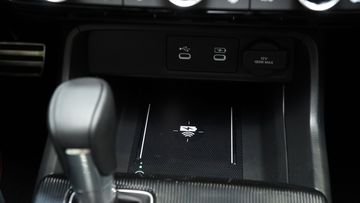 honda-civic-2025-24-153744 Honda Civic 2025 phiên bản RS tiếp tục trang bị chức năng sạc không dây chuẩn Qi cùng các cổng USB Type C cao cấp