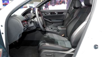 honda-civic-2025-25-153758 Hàng ghế trước Honda Civic 2025 tiếp tục duy trì sự rộng rãi và thoải mái