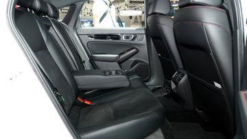 honda-civic-2025-26-153805 Hàng ghế sau Honda Civic 2025 tiếp tục duy trì khoảng không gian thoải mái và tính linh hoạt khi có thể gập 60:40 để mở rộng khoang hành lý