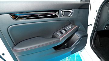 honda-civic-2025-28-153702 Honda Civic 2025 cũng đậm chất thực dụng với các hốc để đồ cỡ lớn