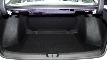honda-civic-2025-29-153814 Cốp hành lý Honda Civic 2025 tiện dụng với chức năng mở cửa từ xa tích hợp cùng khóa cửa thông minh