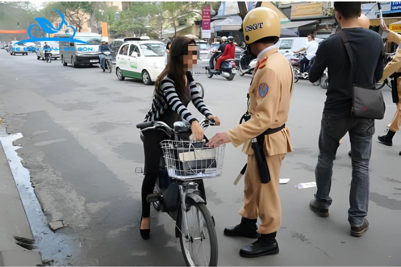 Học sinh đi xe đạp điện không đội mũ có bị phạt không?