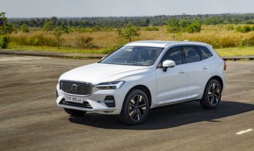 Các đường gân dập nổi trên thân xe Volvo XC60 2026 vẫn mang phong cách khá lịch lãm, tinh tế