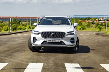 Đâu xe Volvo XC60 2026 tinh tế, các chi tiết kéo dài sang 2 bên tạo được sự vững chãi