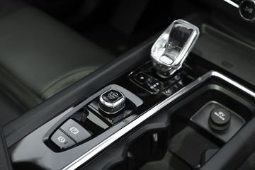 Cần số Volvo XC60 2026 sử dụng chất liệu pha lê Orrefors chế tác thủ công từ Thụy Điển