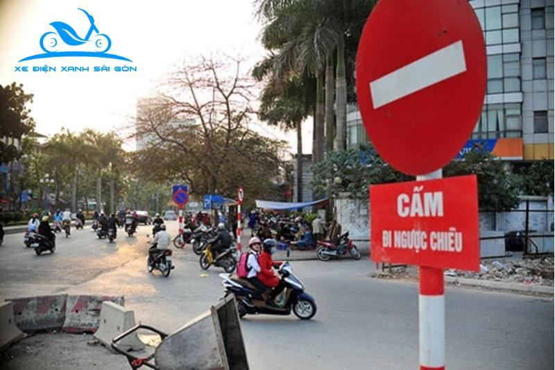 Đi xe vào đường ngược chiều