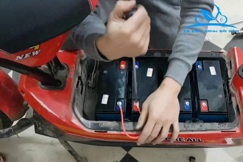Lắp ắc quy cho xe đạp điện