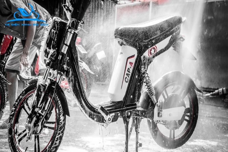 Vì sao rửa xe đạp điện sai cách rất dễ hỏng pin?