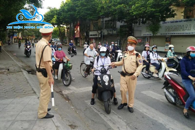 dap-dien-vuot-den-do-phat-bao-nhieu-2_b1d1e6f3eff7423fac21258a0f0cd86d Xe đạp điện vượt đèn đỏ có bị phạt không?