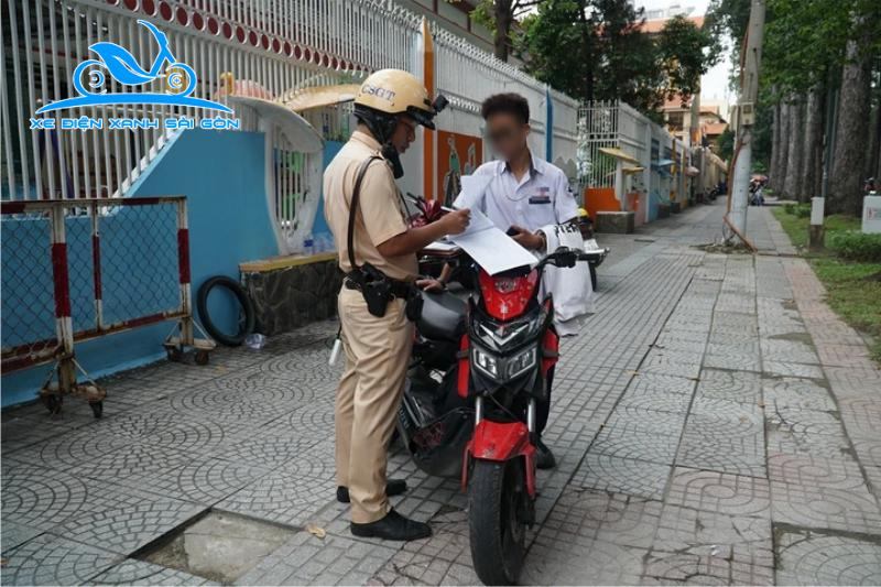 dap-dien-vuot-den-do-phat-bao-nhieu-4_7c88fe421074452a826bbb65019cc608 Vì sao vượt đèn đỏ bằng xe đạp điện ngày càng dễ bị phạt?