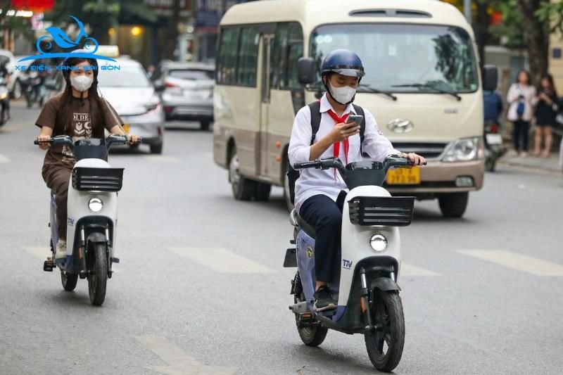 Xe đạp điện xài điện thoại có bị phạt không?