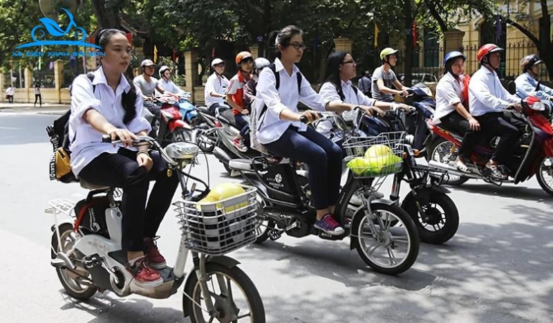 Cách đi xe đạp điện an toàn khi đi qua các đoạn đường đông đúc