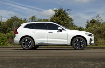 Thân xe Volvo XC60 2026 vẫn sở hữu một phong cách thiết kế tinh tế theo kiểu Bắc Âu