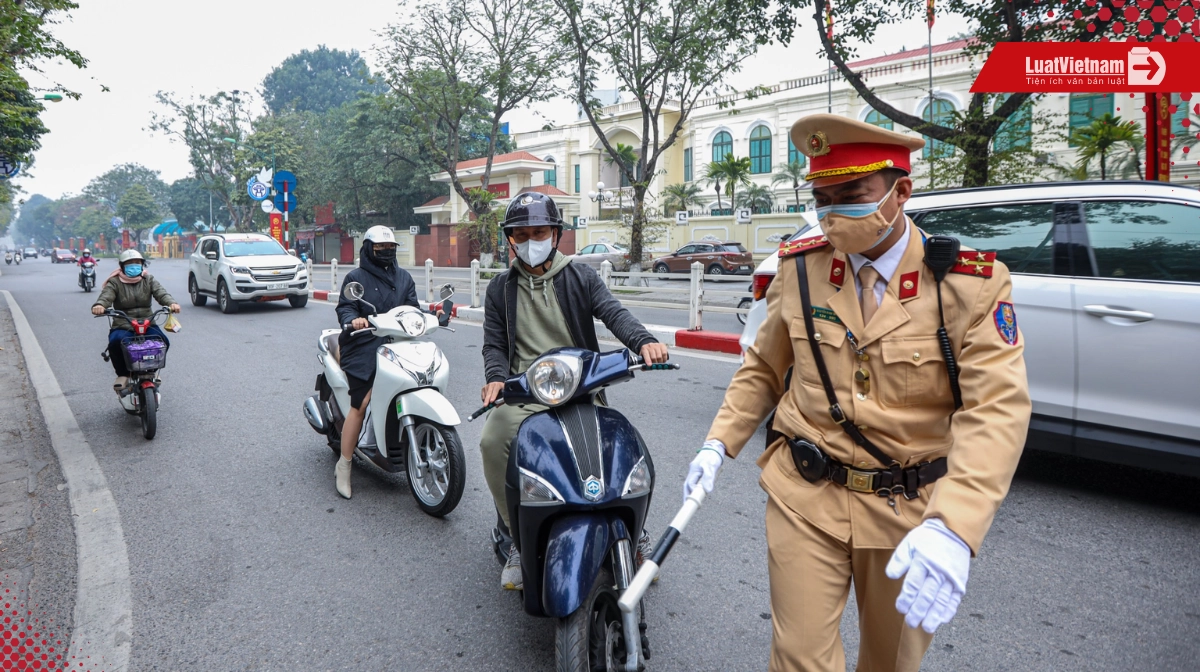 Cảnh sát giao thông được dừng xe trong trường hợp nào? Cảnh sát giao thông được dừng xe trong trường hợp nào?
