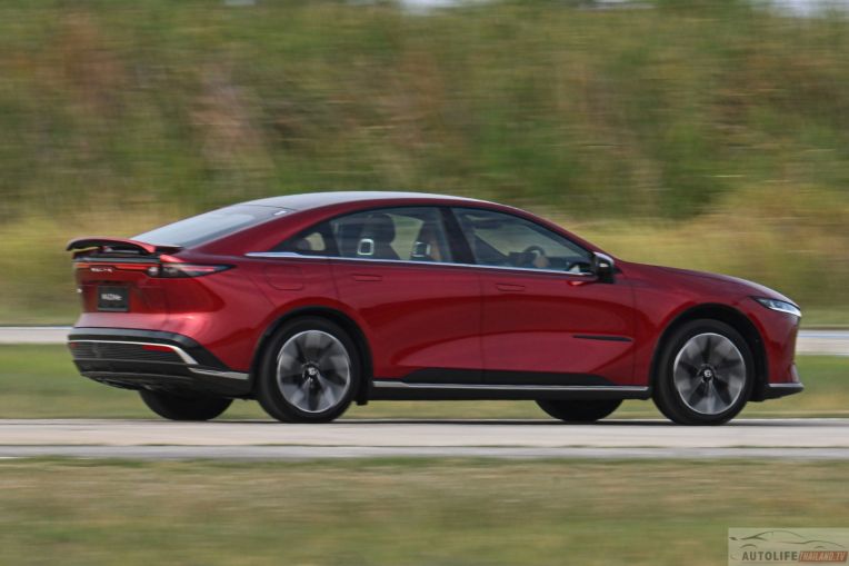 xehay_mazda206e_140326_5