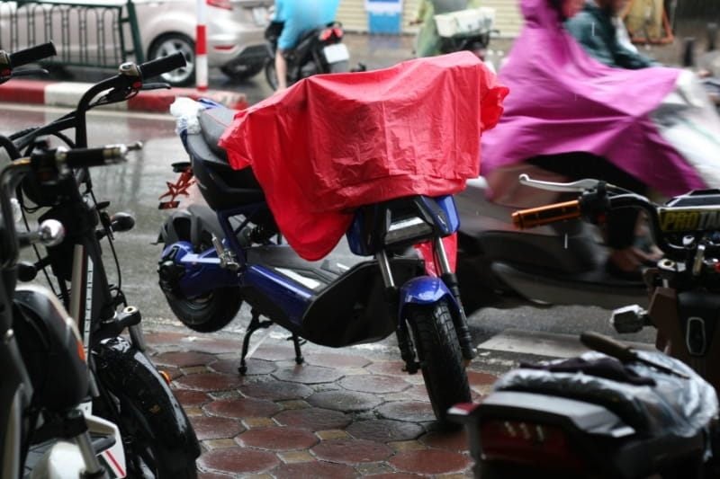 bao-quan-xe-dien-trong-mua-mua-1_cb2b4c19ad2642bab690c54cc8d74d76