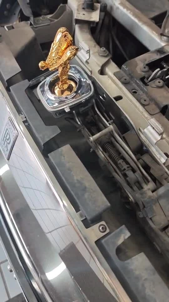 Cách vận hành logo chống lấy trộm trên xe Rolls-Royce