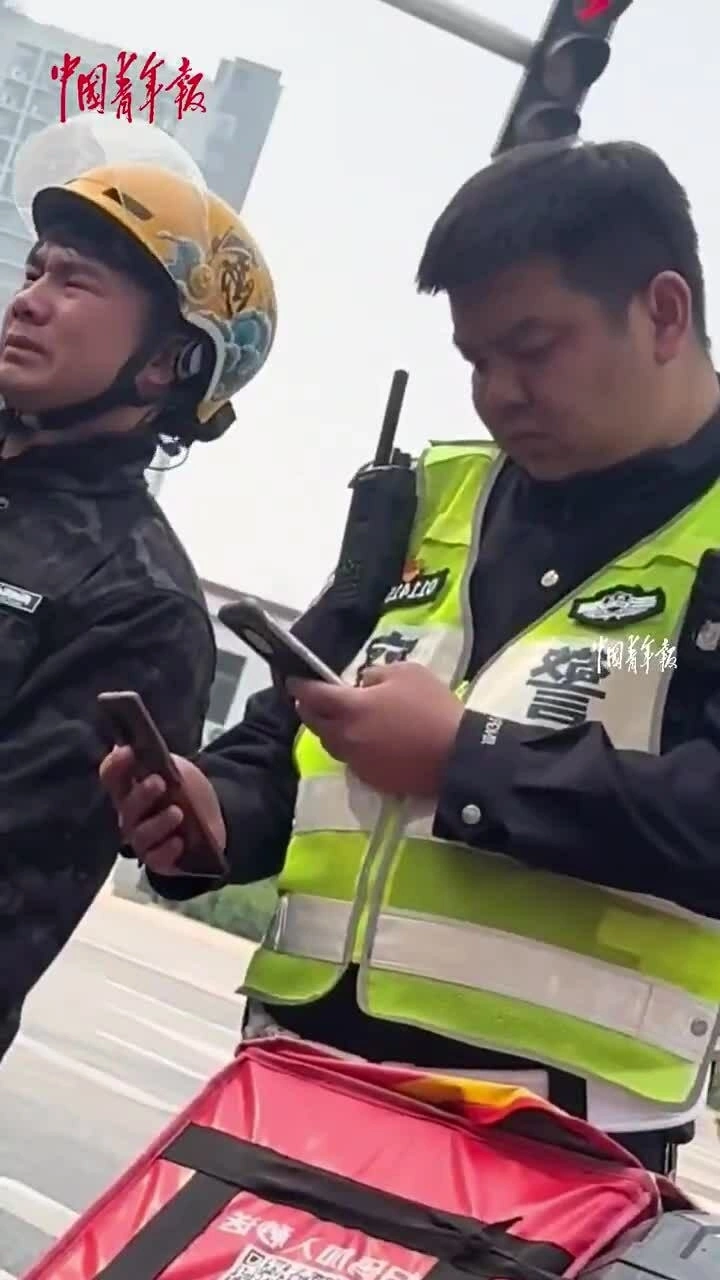 Cảnh sát giao thông bồi thường giúp người đi xe máy