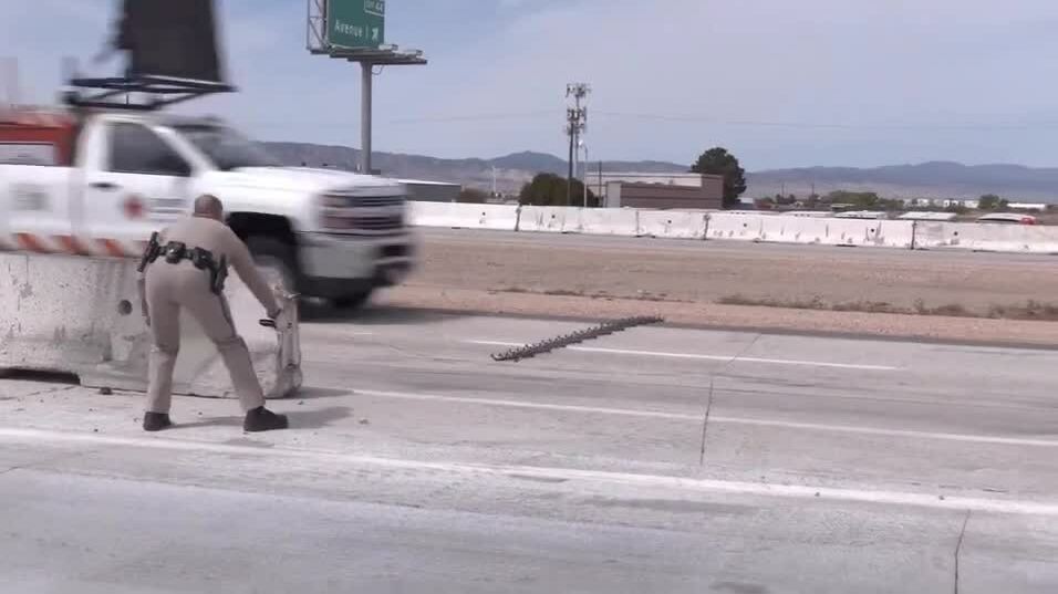 Cảnh sát tung bẫy đinh chặn xe chạy trốn