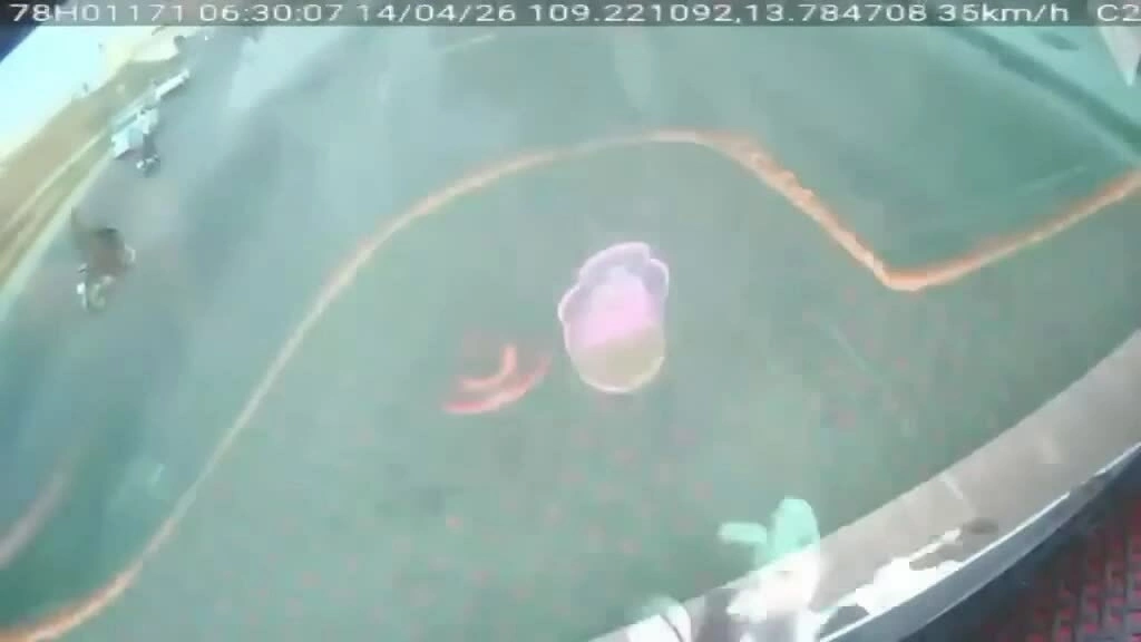 Cô bé đi xe máy điện lọt vào gầm xe tải