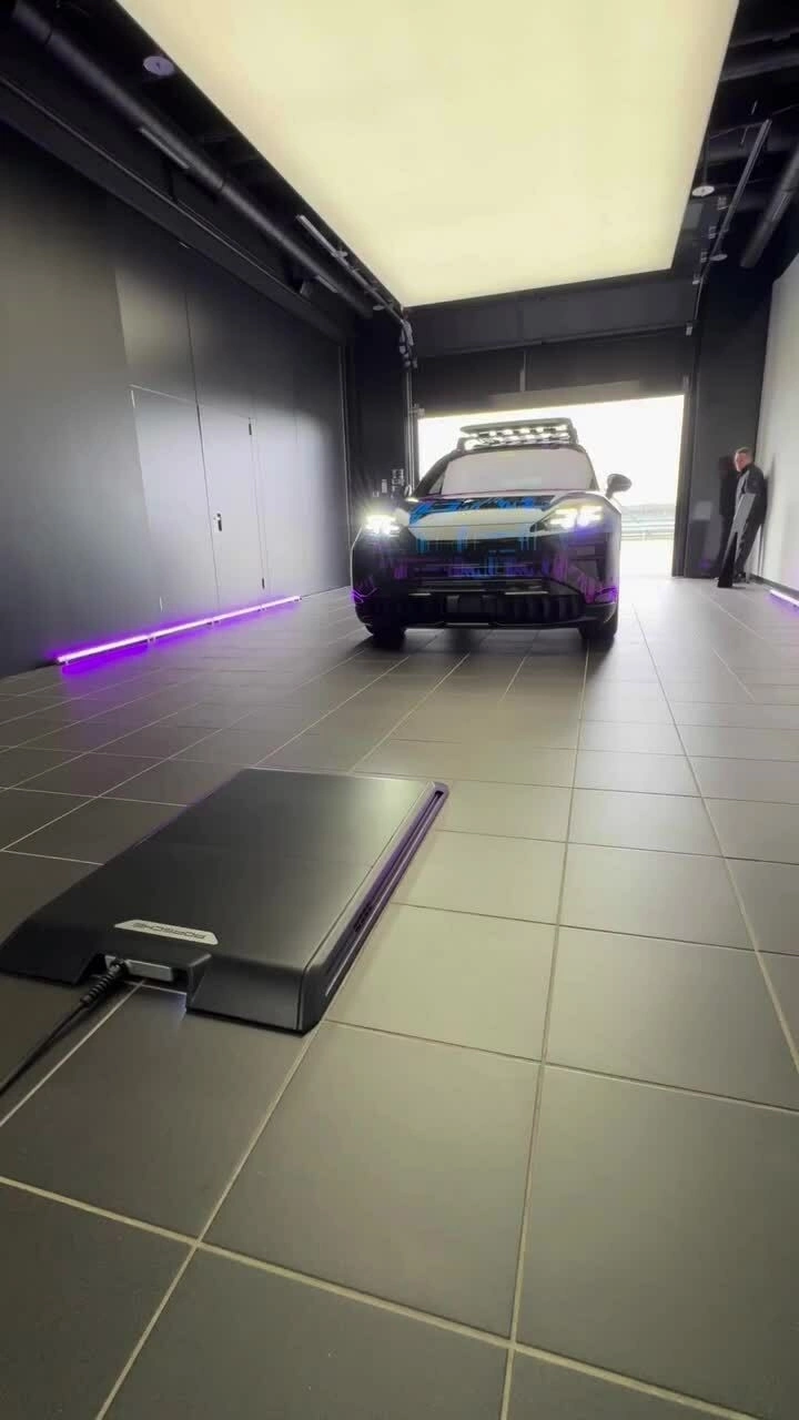 Đế sạc không dây của Porsche Cayenne giá 6.400 USD