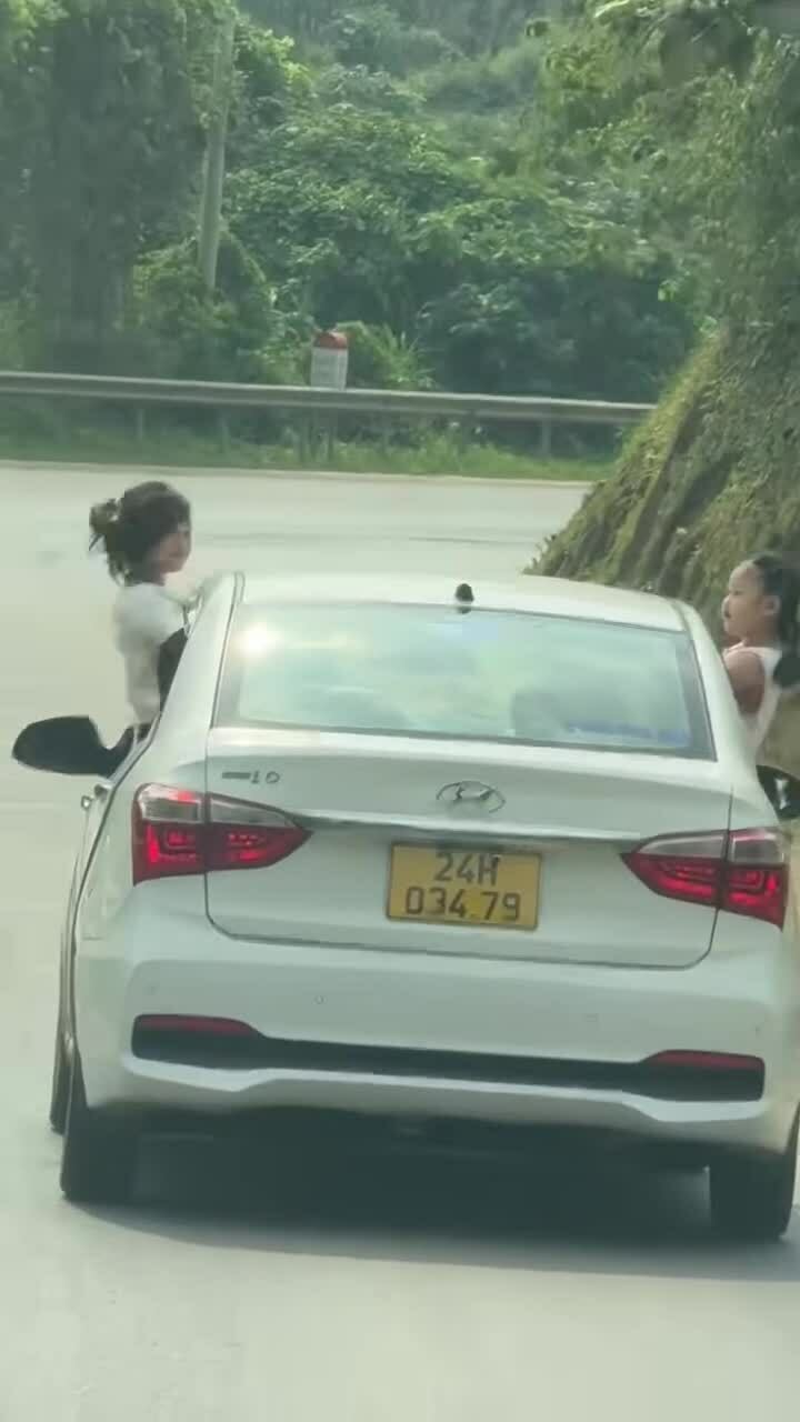 Để trẻ con thò người qua cửa sổ xe bị phạt thế nào?