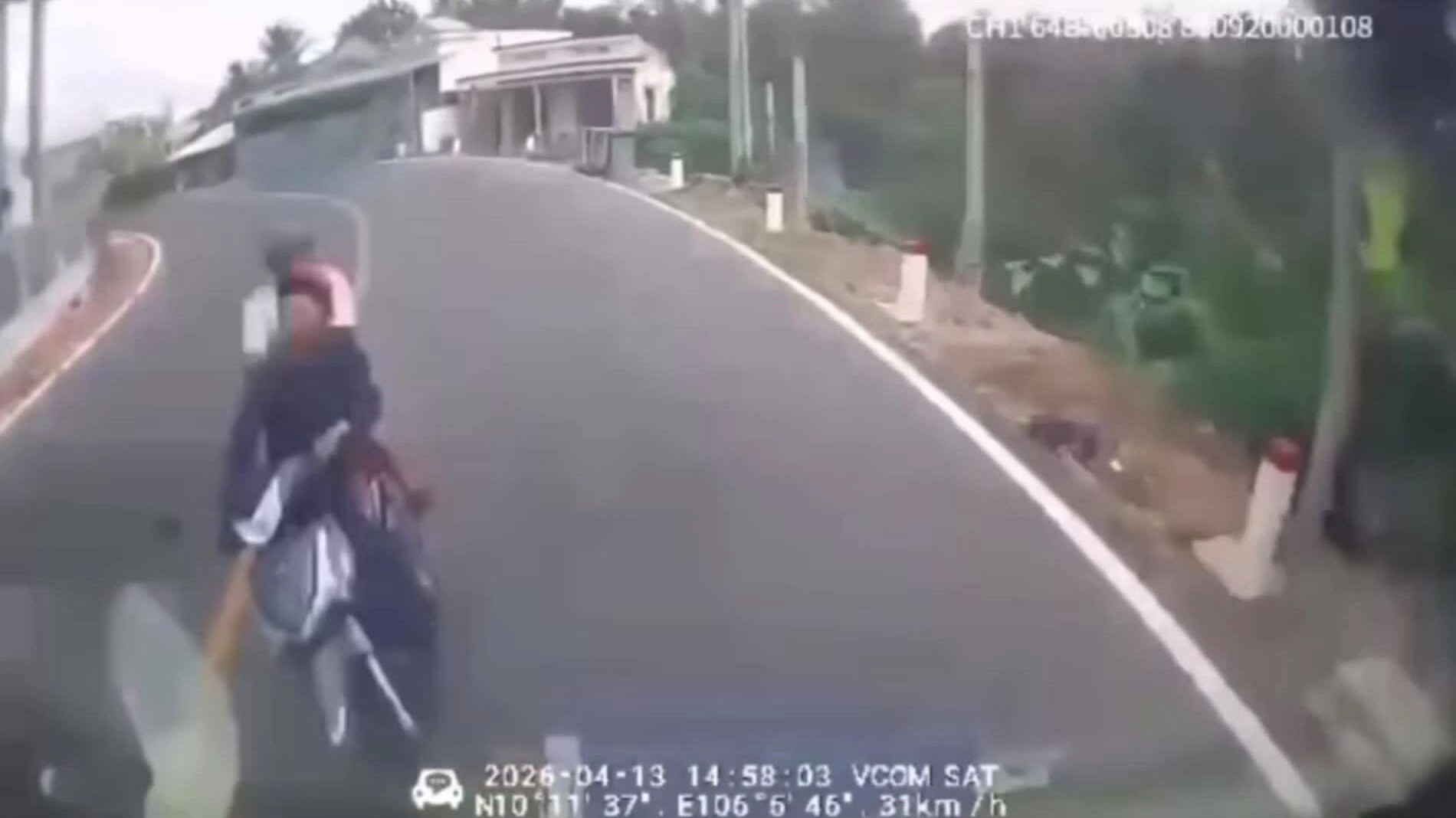 Hai người đi xe máy lao đầu vào ôtô ở khúc cua