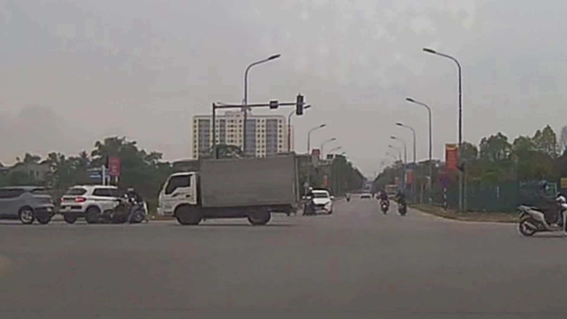 Khuất tầm nhìn, hai người đi xe máy lao vào ôtô