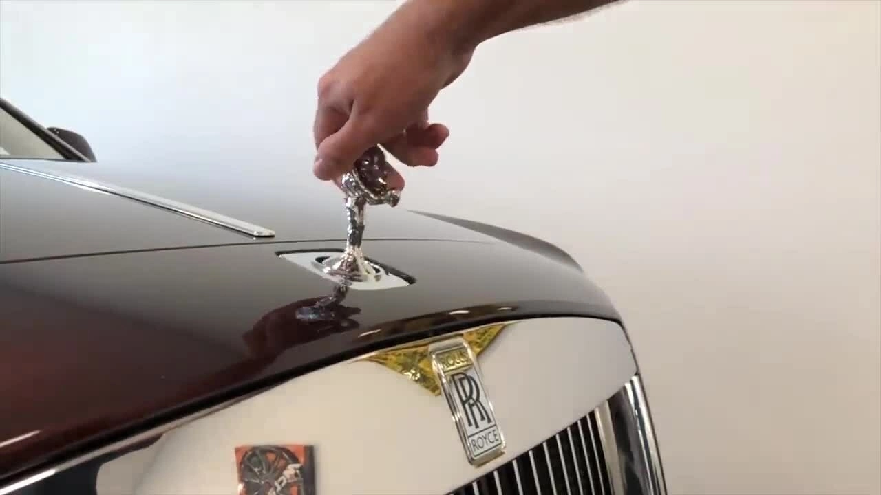 Logo xe Rolls-Royce biến mất khi bị tác động